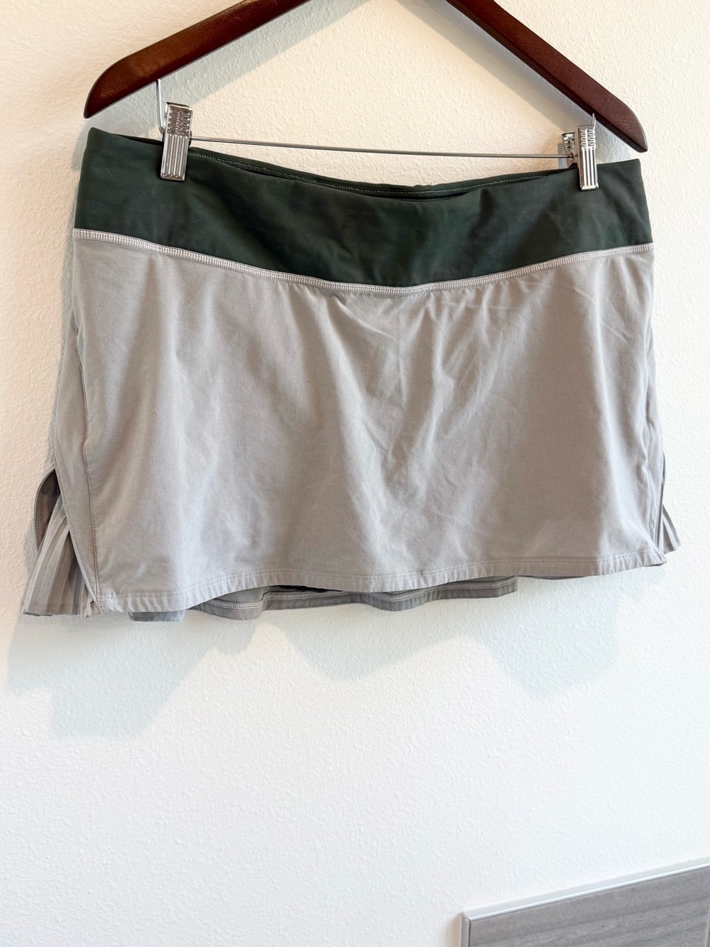 LULULEMON Play Off The Pleats Skirt 
in Grey Sage / Forest Size 12